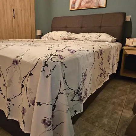 Alora House 2 Apartman *